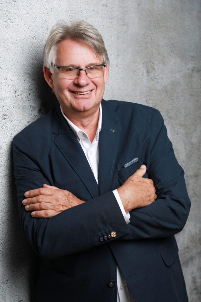 Das Bild zeigt ein Portrait von Hans-Georg-Lampsom.