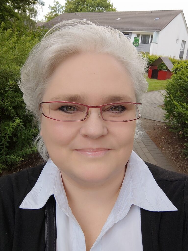 Das Bild zeigt ein Portrait von Sandra Faden.